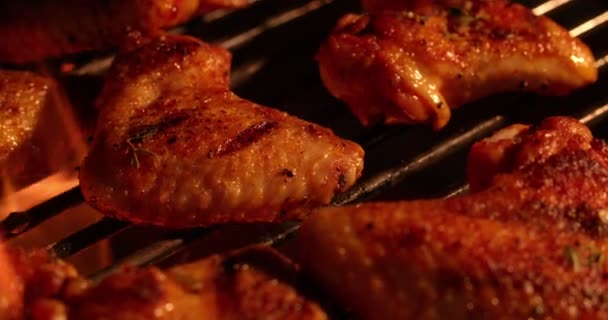 Kycklingvingar som grillad — Stockvideo