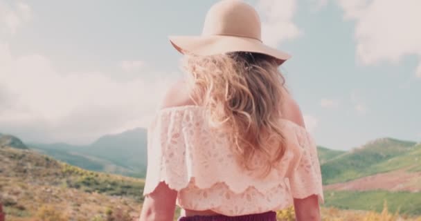 Meisje in boho mode in een natuurlijk landschap — Stockvideo