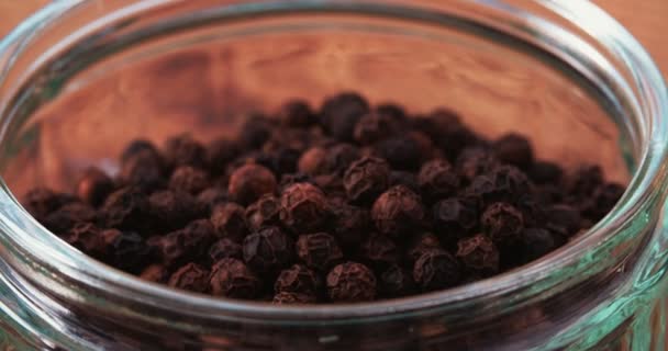 Whole black peppercorns in a glass ramekin — 图库视频影像