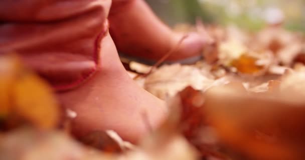 Femme marchant à travers les feuilles d'automne — Video