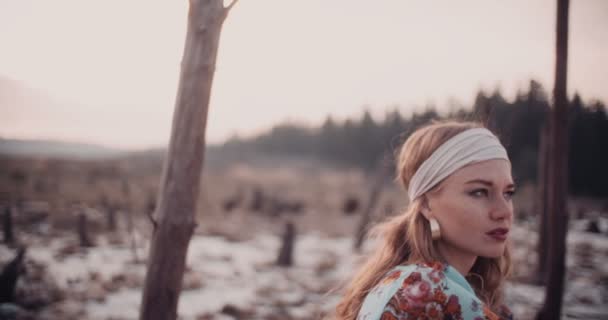 Boho meisje in een hoofdband zitten in de natuur — Stockvideo