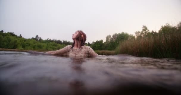 Hippie chica de pie en un lago — Vídeo de stock