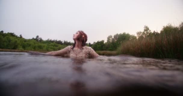 Ragazza hippie in piedi in un lago — Video Stock