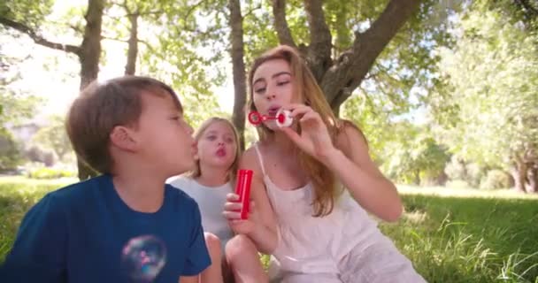 Niño con mamá y hermana divirtiéndose — Vídeo de stock