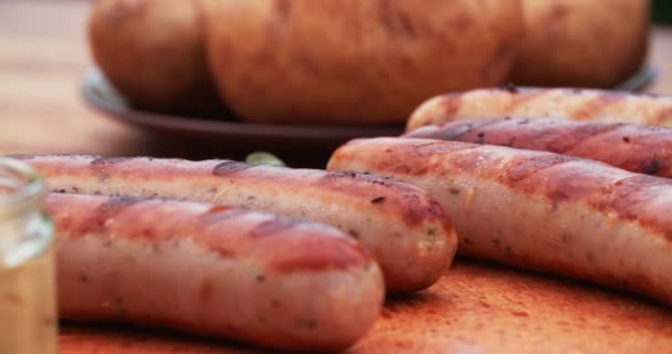 Salsicce alla bratwurst alla griglia — Video Stock
