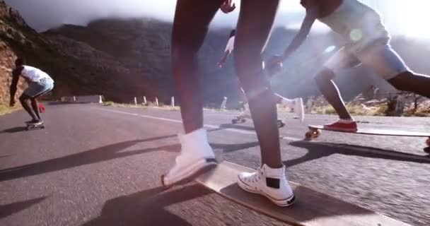 Gemengde ras tiener longboarders onderweg — Stockvideo