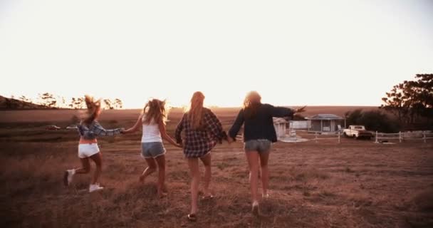 Группа друзей бежит на закате — стоковое видео