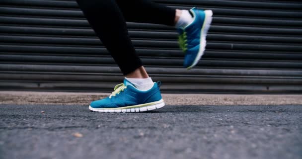 Female runner warming up for a run — Stock Video