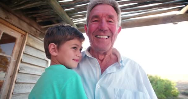 Großvater und Enkel lächeln — Stockvideo