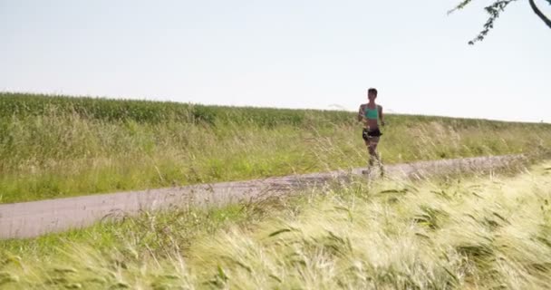 Mulher correndo na área rural — Vídeo de Stock