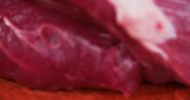 Detalhe da carne de porco crua — Vídeo de Stock