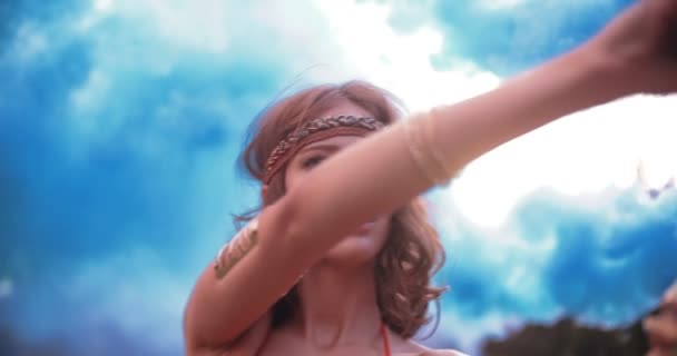 Девушка с синими вспышками дыма в парке — стоковое видео