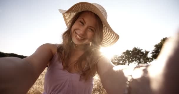 Menina tomando uma selfie no campo de trigo — Vídeo de Stock