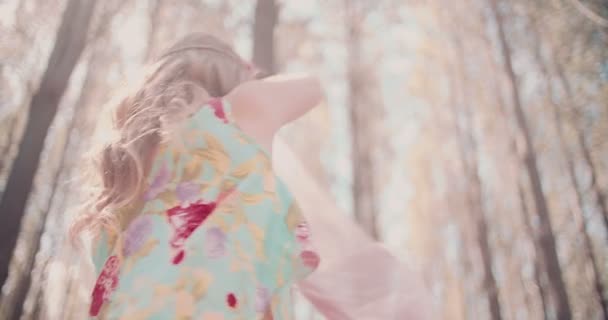 Menina em uma floresta de verão — Vídeo de Stock