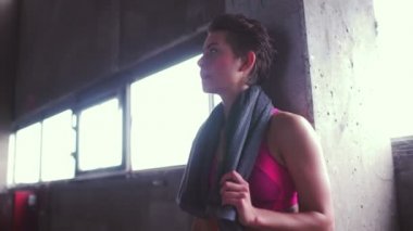 kız bir mola verirken ciddi görünümlü