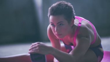 Genç kız germe sırasında ciddi görünümlü