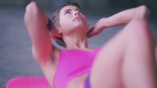 Girl doing stomach crunches and sit ups — Stock Video