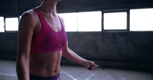 Mujer deportiva en ropa deportiva colorida — Vídeo de stock