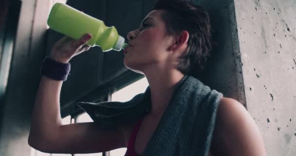 Menina bebendo de uma garrafa de água verde — Vídeo de Stock