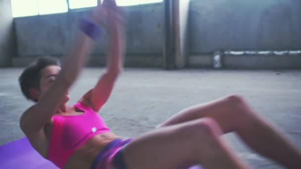 Adolescente en una alfombra de ejercicio rosa — Vídeo de stock