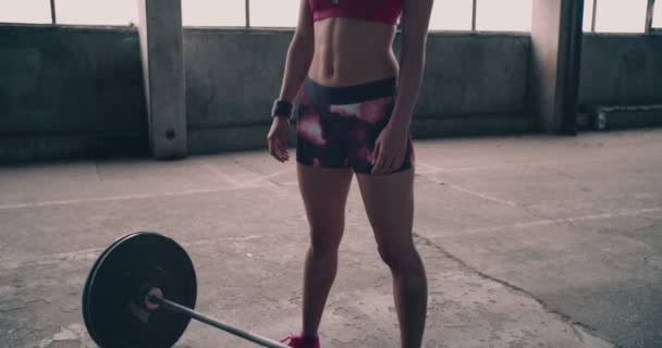 Flicka lyft ett tungt vikt skivstång — Stockvideo