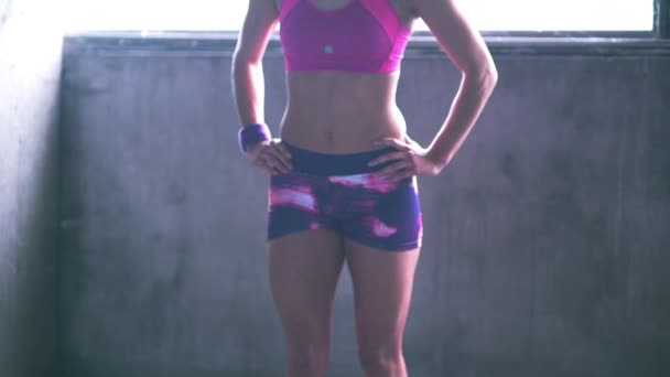 Fit teen girl portant des vêtements de sport roses — Video