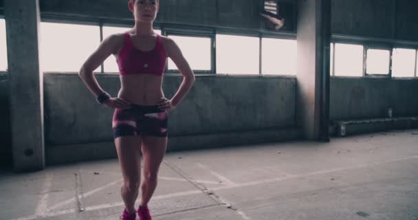Kız bir lunge egzersiz icra — Stok video
