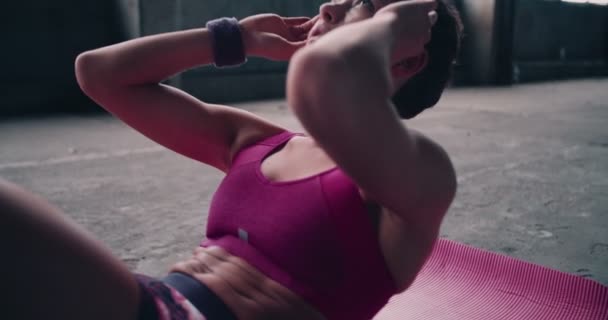 Bastante adolescente en una alfombra de ejercicio rosa — Vídeo de stock