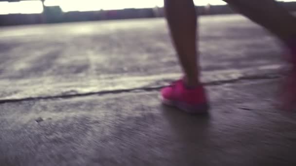 Ноги з кросівками ходьба — стокове відео