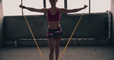 CrossFit egzersizleri yapıyor kadın