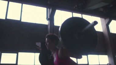 Kadın bir halter kaldırma