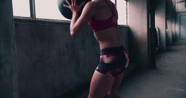 Žena, která dělá míč tréninku crossfit bouchne — Stock video