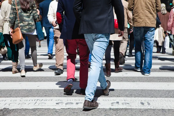 Menschen überqueren Fußgängerüberweg — Stockfoto