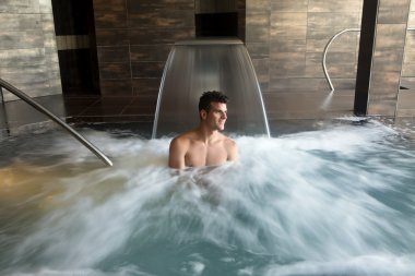 Kabarcıklanma suda gülümseyen adam