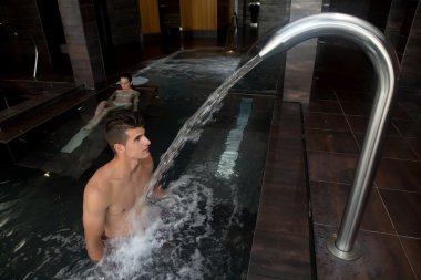 Kaplıcada dinlenen çift