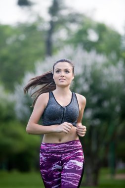 Cordoba, İspanya Park'ta çalışan genç esmer