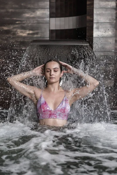 Sensual Jovem Fêmea Magro Sob Jato Água Transparente Desfrutar Procedimento — Fotografia de Stock