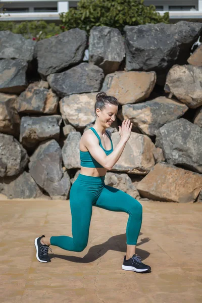 Longitud Completa Hembra Delgada Ropa Deportiva Sonriendo Abalanzándose Mientras Hace — Foto de Stock