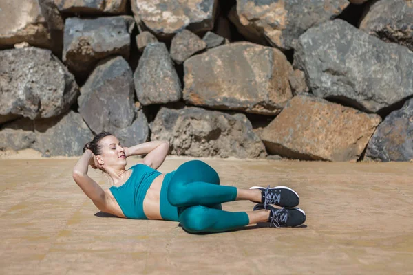 Ajuste Femenino Ropa Deportiva Cogido Mano Detrás Cabeza Cuerpo Retorcido — Foto de Stock