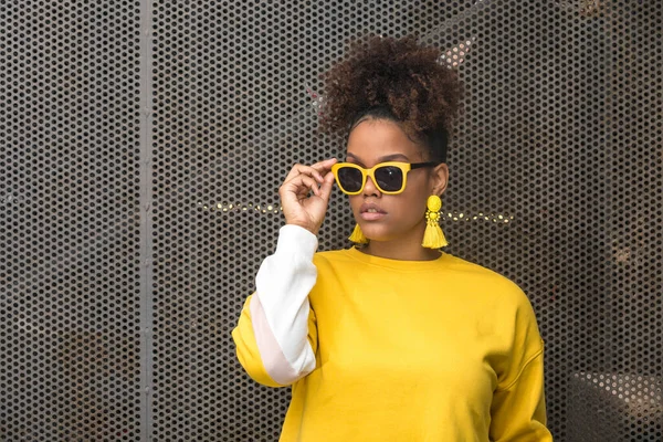 Pewna Siebie Młoda Afroamerykanka Modna Kobieta Jasnożółtej Bluzce Kolczykach Dopasowująca — Zdjęcie stockowe