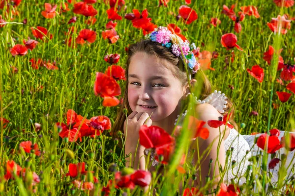 Veselý Roztomilý Dívka Ležící Kvetoucí Louce Červeným Mákem Květiny Při — Stock fotografie