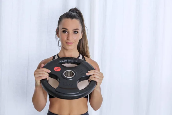 Mujer Deportiva Joven Positiva Demostrando Disco Peso Pesado Durante Entrenamiento — Foto de Stock