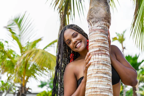 Afro Amerikaanse Vrouw Zomerkleren Achter Een Palmboom Het Strand Vrolijke — Stockfoto