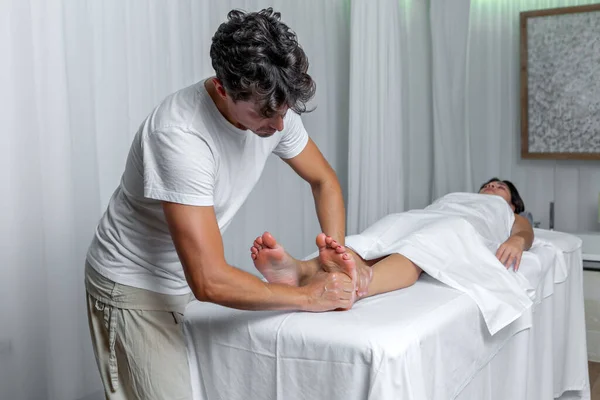 Masajista Masculino Aplicando Presión Pie Mujer Masaje Reflexología Spa Concepto —  Fotos de Stock