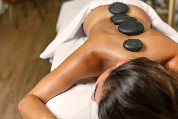 Mulher Latina Relaxante Com Terapia Pedra Com Pedras Vulcânicas Quentes — Fotografia de Stock