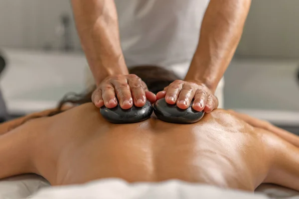 Visão Traseira Perto Uma Mulher Latina Tendo Massagem Nas Costas — Fotografia de Stock