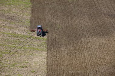 Traktör sahada çalışıyor.