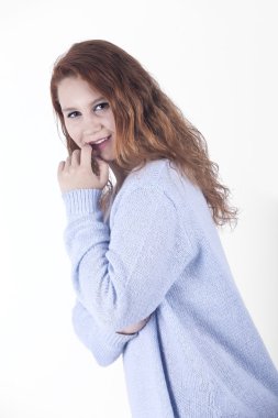 Beyaz arka plan üzerinde uzun kızıl saçlı olan kadın