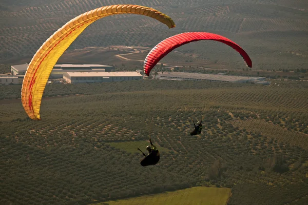 Člověk cvičí paragliding extrémní sport — Stock fotografie