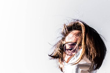 Dağınık saçlı, koruyucu maskeli bir adam - covid-19 Corona kriz konsepti resmi